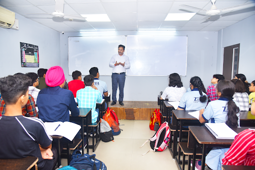 Image showcasing ZETTA Faculty Director taking class.