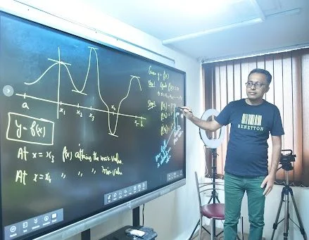 Image depicting students participating in a smart class at ZCI.